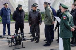 El Ministro de Defensa de Rusia ha asistido a una reciente presentacin de nuevos drones con capacidad para cuatro granadas que armarn a sus tropas. (MD Rusia)
