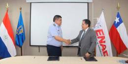 Firma del contrato para puesta al dia de los Pillan entre el comandante de la FAP, general del aire Arturo Gonzlez Ocampo, y el director ejecutivo de ENAER, Henry Cleveland.