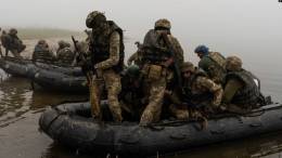 Marines ucranianos equipados con lanchas neumticas ligeras tratan de establecer cabezas de puente en la margen izquierda del rio Dnieper.