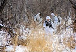 Operacin Tormenta de Nieve: soldados rusos en uniforme de invierno en el sector de Avdiivka.