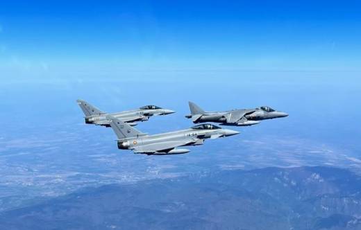 Formacin espaola sobre Bulgaria encabezada por Harrier y dos Eurofighter. (Foto Estado Mayor de la Defensa)
