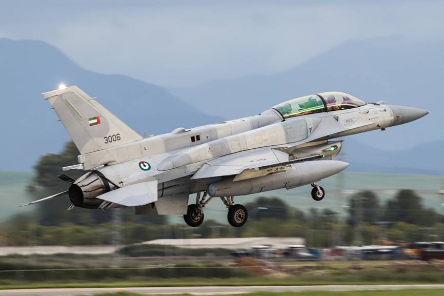 Los “fighting falcon”, en la imagen un biplaza F-16F, son la espina dorsal de la poderosa Fuerza Aérea de los Emiratos Árabes Unidos. (foto Rubén Galindo)