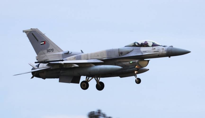 Uno de los F-16E “Fighting falcon” de los EAU, en fase de aterrizaje en Morón. (foto Julio Maíz)