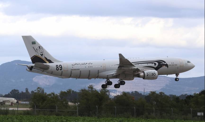 Uno de los tres Airbus DS A330 MRTT de la RSAF, que llegaron a Morón, que lleva la imagen del rey Salman bin Abdulaziz Al Saud en su cola. (foto Julio Maíz)