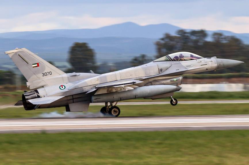 Uno de los F-16E “Fighting falcon” de los EAU, justo en el momento de tocar el suelo. (foto Rubén Galindo)
