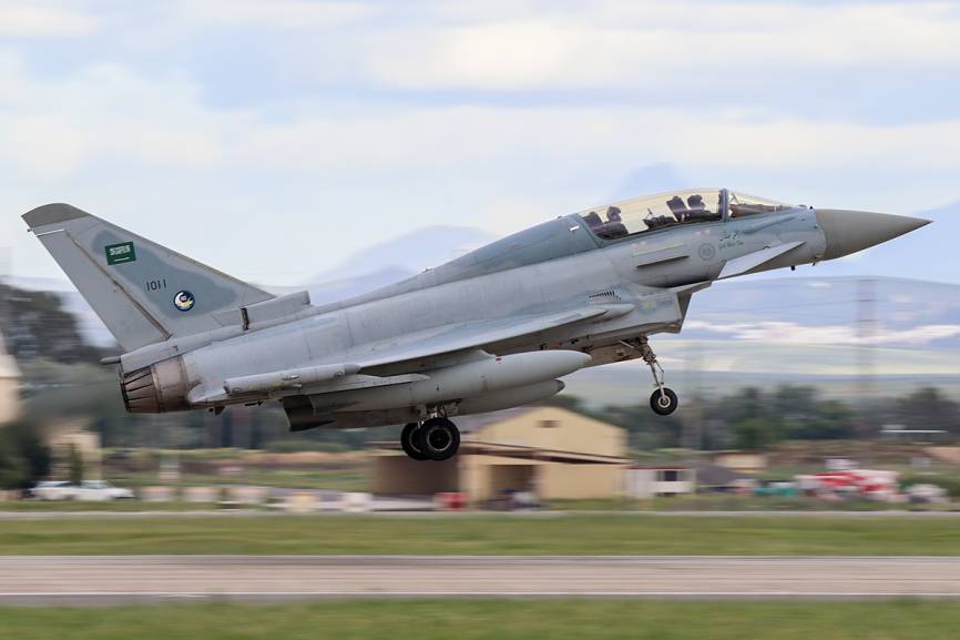 En los despliegues al Red Flag, como este, es habitual utilizar biplazas como este de la RSAF. (foto Rubén Galindo)