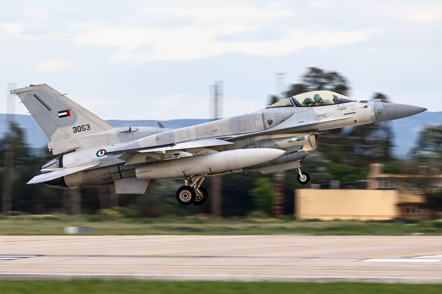 Un F-16E de los EAU, se aprecia bajo la parte delantera del fuselaje, lleva instalado un pod designador de AN/AAQ-33, más conocido como Sniper. (foto Rubén Galindo)