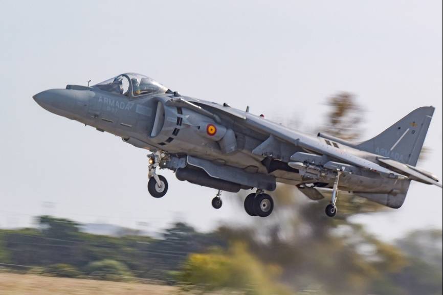 Momento del inicio del despegue de uno de los AV-8B “Harrier” II desde Rota camino de Zaragoza. (foto José Antonio Almarza)