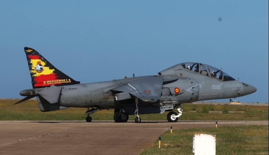 El único TAV-8B “Harrier” II de la Novena Escuadrilla camino de la pista de Rota. (foto Julio Maíz)