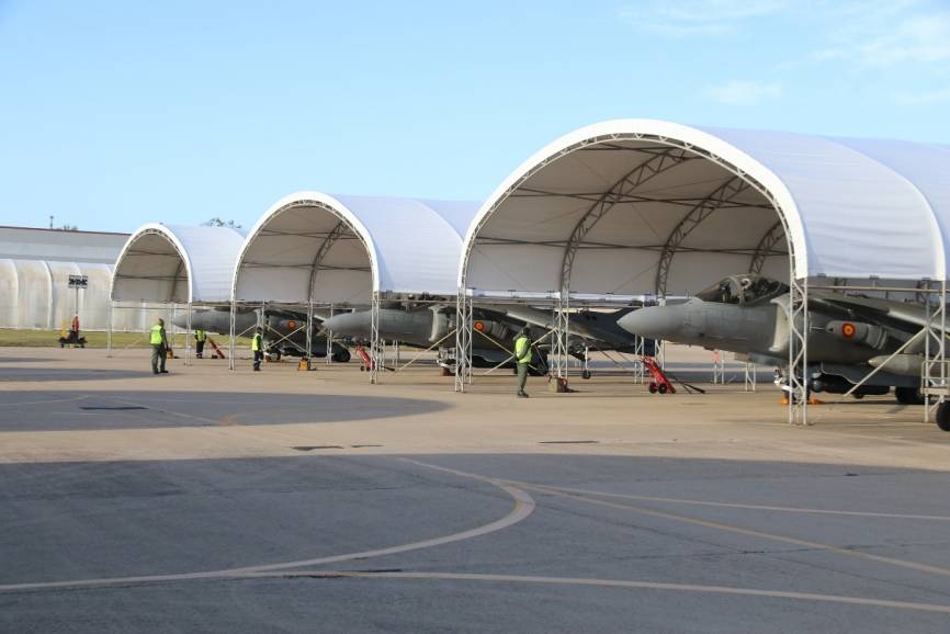 Tres de los “Harrier” II estacionados en su base de Rota, a la espera de empezar a rodar. (foto Julio Maíz).