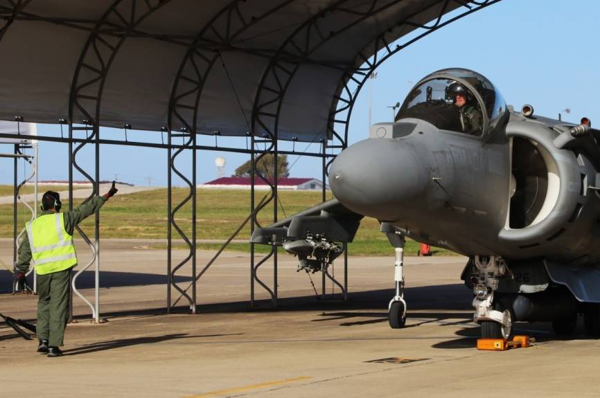 El denominado patrón da indicaciones al piloto antes de empezar a rodar su “Harrier” II. (foto Julio Maíz).