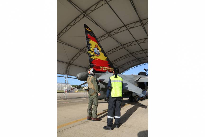 El piloto del bliplaza revisa, junto a la patrón, la aeronave TAV-8B antes de despegar camino de Zaragoza. (foto José Antonio Almarza)