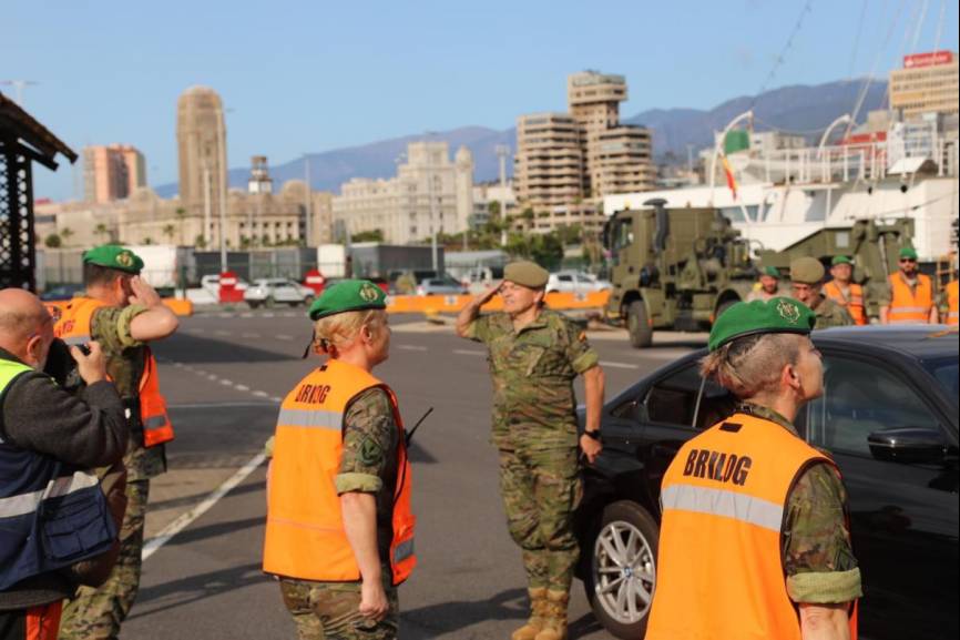 D. General Jefe del Estado Mayor del Mando de Canarias, Ramón Armada, recibiendo novedades a su llegada.