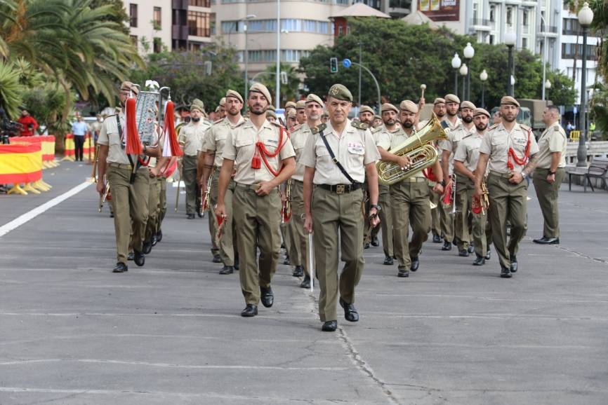 Unidad de Música del Mando de Canarias junto a la Banda de Guerra N.º 2 de la Brigada Canarias XVI desfilando. Foto archivo DIFAS 24.