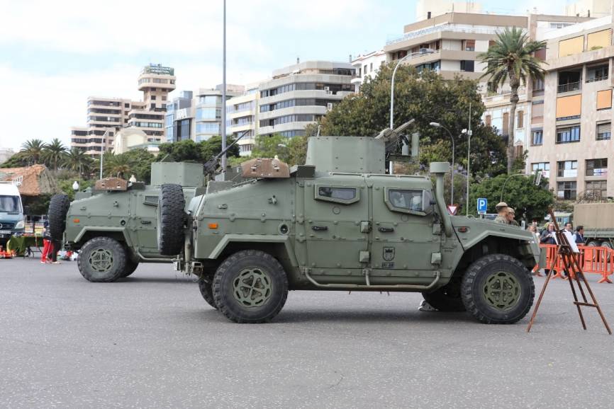 Exposición estática de vehículos VAMTAC ST5 del Regimiento de Infantería