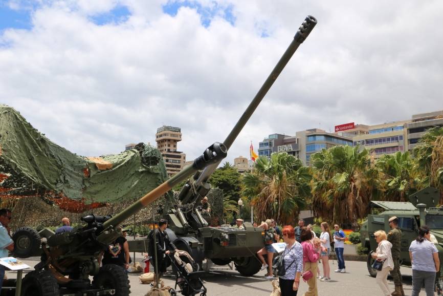 Piezas de Artillería del Regimiento de Artillería de Campaña N.º 93 en la exposición estática . Foto archivo DIFAS 24.