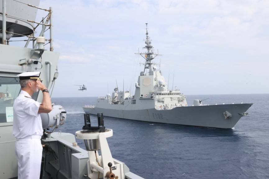 Revista Aeronaval con la Fragata “Cristobal Colón” a su paso frente al Buque de Acción Marítima (BAM) “Furor”. Foto archivo DIFAS 23.