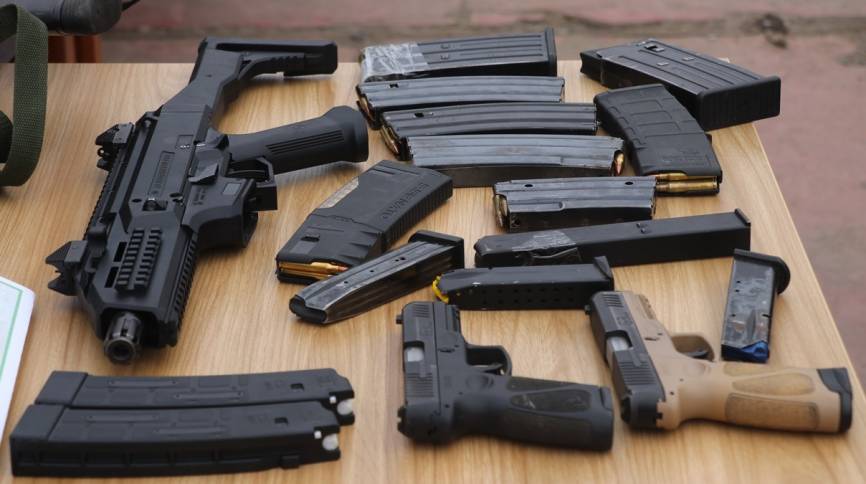 Subfusil CZ Scorpion Evo 3 S1 de 9x 19 mm. Al lado, dos pistolas Taurus G3 de 9 x 19 mm. y cacerinas de pistolas y subfusiles de 9 mm. y carabinas y fusiles en calibre .223 REM (5,56 x 45 mm).