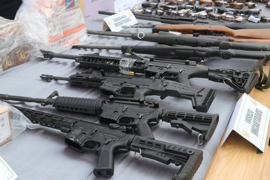 De abajo hacia arriba. Carabina semiautomática PERUN 15 (Fabricada por PERUN ARMS, Republica Checa) de calibre .223 REM (5,56 x 45 mm), diseñada para tiro de precisión, deportivo y cacería, con cacerinas de 30 cartuchos. Fabricada en 2024. Registra el número de serie 241236. Carabina Smith & Wesson M&P15 de calibre .223 REM. Fabricada en Estados Unidos. Es una versión semiautomática, basada en el AR-15, para uso de Fuerzas Militares y Policiales. Fusil CZ BREN 2Ms de .223 REM con cañón de 11”. De accionamiento semiautomático, utiliza cacerinas de 10 o 20 cartuchos, tiene un alcance efectivo de 300 a 500 m. Escopeta Uzkon TR100 de calibre 12GA. Es semiautomática con cacerina de 7 cartuchos.