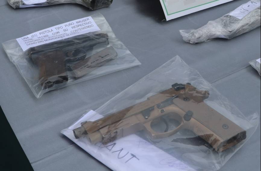 Dos de las pistolas incautadas. Una Beretta M9A4 de 9 x 19 mm. y una Mauser HSc .380 Auto.