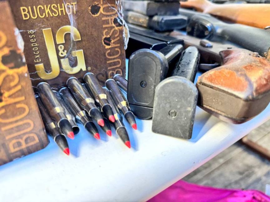 Entre las municiones incautadas figuran un lote de proyectiles .308 Winchester (7,62 x 51 mm) para cacería, identificables por la punta roja, y calibre 12GA. Estos últimos fabricados por J&G Excopesa (España).