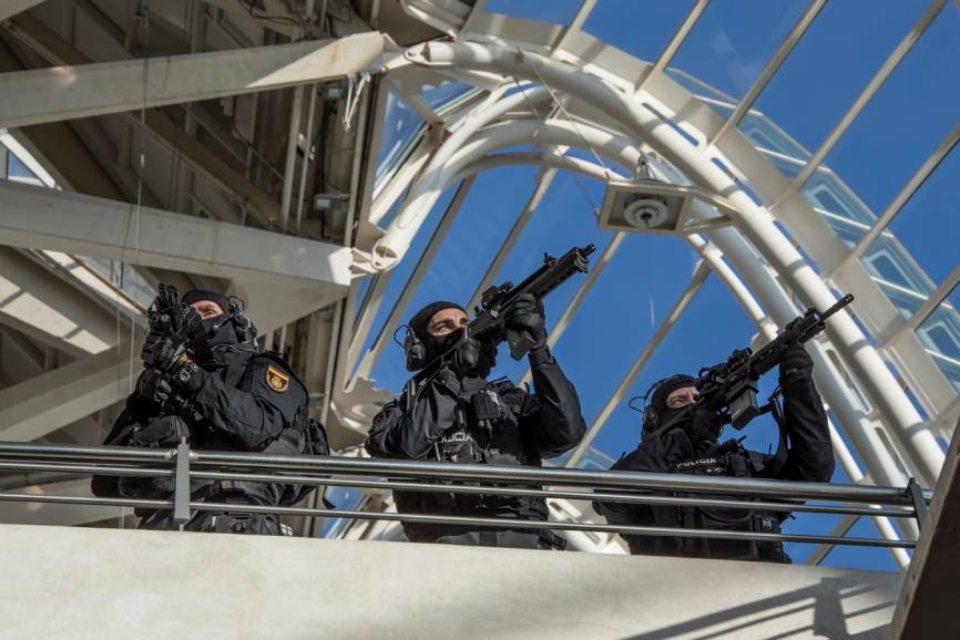 Trinimio cubriendo el avance de sus compañeros desde la planta superior.