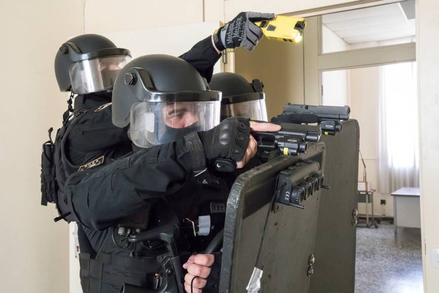 Aunque a veces no al ritmo y cantidad deseados, cada vez es más habitual la dotación de armamento no letal por parte de las diferentes unidades de la Policía.