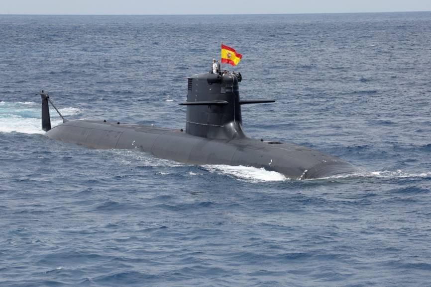 El submarino S-81 navegando en el curso de la parada naval del 6 de junio. (foto MDE)