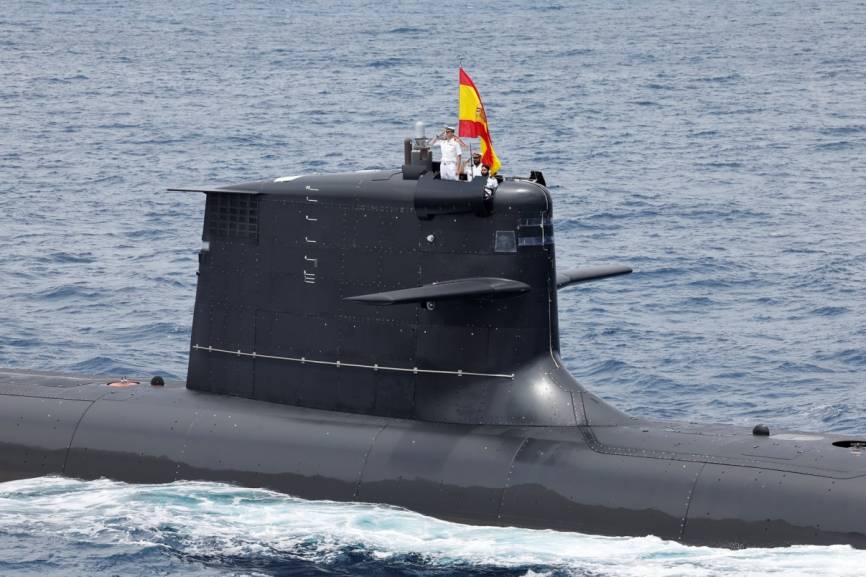 Detalle de la vela del “Isaac Peral”, foto tomada desde el BAM “Tornado” en el que navegaba SM. El Rey. (foto MDE)