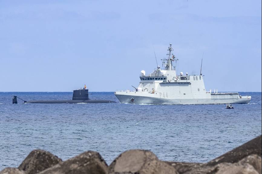 Momento en el que el S-81 se cruza con el BAM “Tornado”, en el que navegaba el Rey, durante la parada naval. (foto Casa Real)