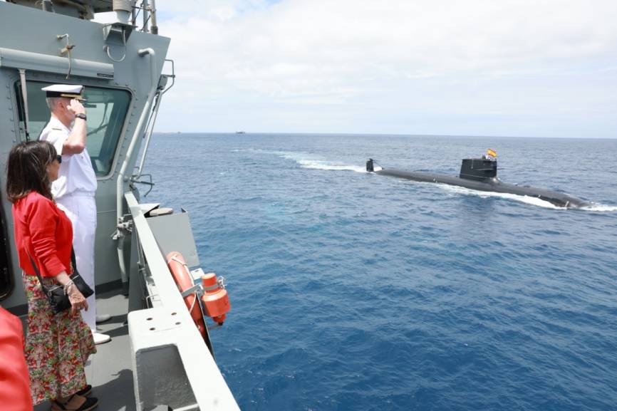 SM el Rey viendo pasar al “Isaac Peral” desde el BAM “Tornado” durante la parada naval. (foto Casa Real)