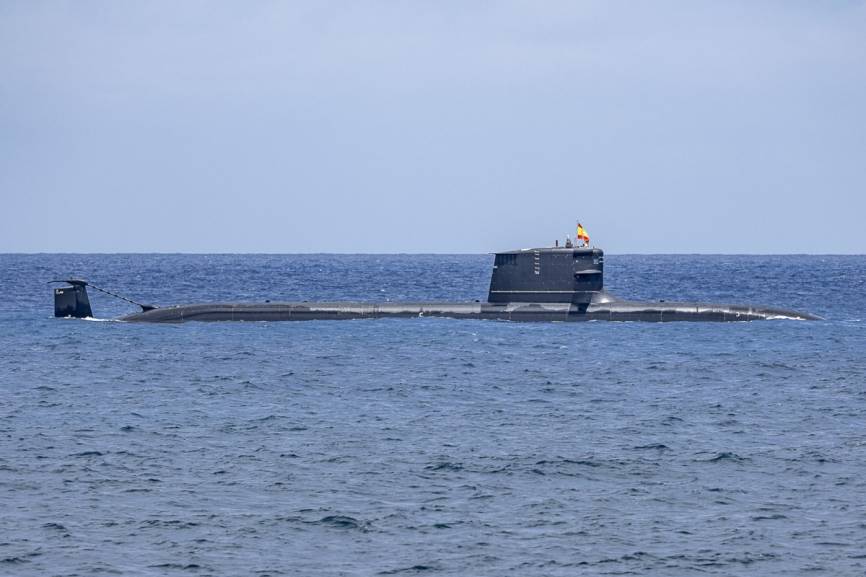Vista lateral del “Isaac Peral” durante la parada naval. (foto Antonio Rodriguez Santana)