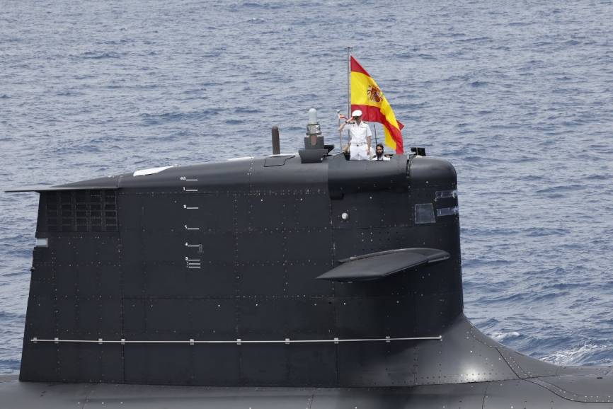Otra imagen de la vela del S-81, su Comandante, el capitán de corbeta Manuel Corral Iranzo, baja la cabeza como señal de respeto a la bandera de España. (foto MDE)