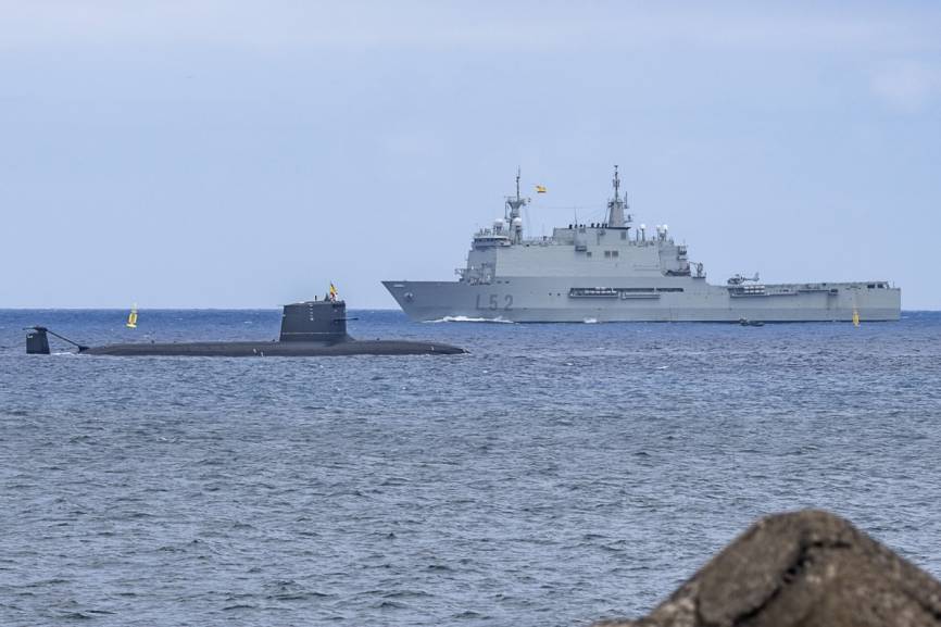 El S-81 pasa por delante del buque de asalto anfibio “Castilla” durante la parada naval de Las Palmas. (foto Antonio Rodriguez Santana)