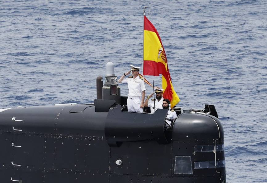 Detalle de la vela del S-81, se ve saludando a su Comandante desde el puente de navegación en superficie, y el mástil de búsqueda optrónico. (foto MDE)