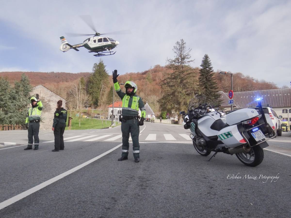 Agentes de la Guardia Civil de Tráfico detienen la circulación en una carretera de Navarra par el aterrizaje de un helicóptero. (foto: Esteban Maiza) Agentes de la Guardia Civil de Tráfico detienen la circulación en una carretera de Navarra par el aterrizaje de un helicóptero. (foto: Esteban Maiza)