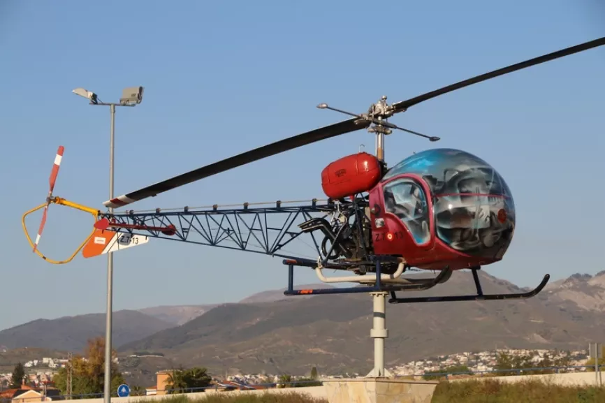 En 1980, tras trasladarse la Escuela desde su sede de Cuatro Vientos (Madrid), el helicóptero de enseñanza era el norteamericano Agusta Bell 47G-2. Foto: Julio Maíz