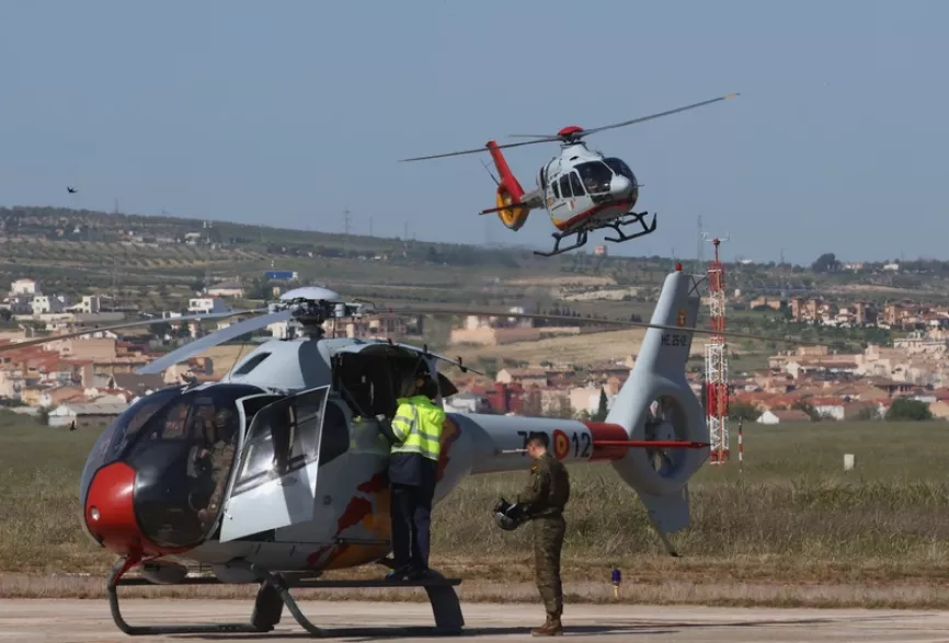 En primer plano uno de los EC120B de la Escuela Militar de Helicópteros, en segundo plano se ve uno de los nuevos H145. Foto: Julio Maíz