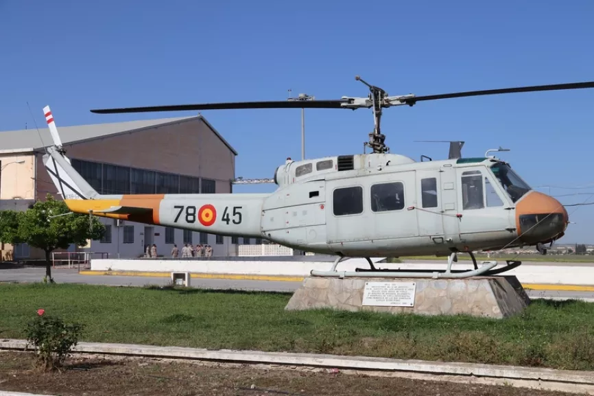 Otro de los históricos helicópteros de la Escuela es este Bell UH-1H “Iroquois”, que se puso de monumento de 1996, tras la baja del material.Foto: Julio Maíz