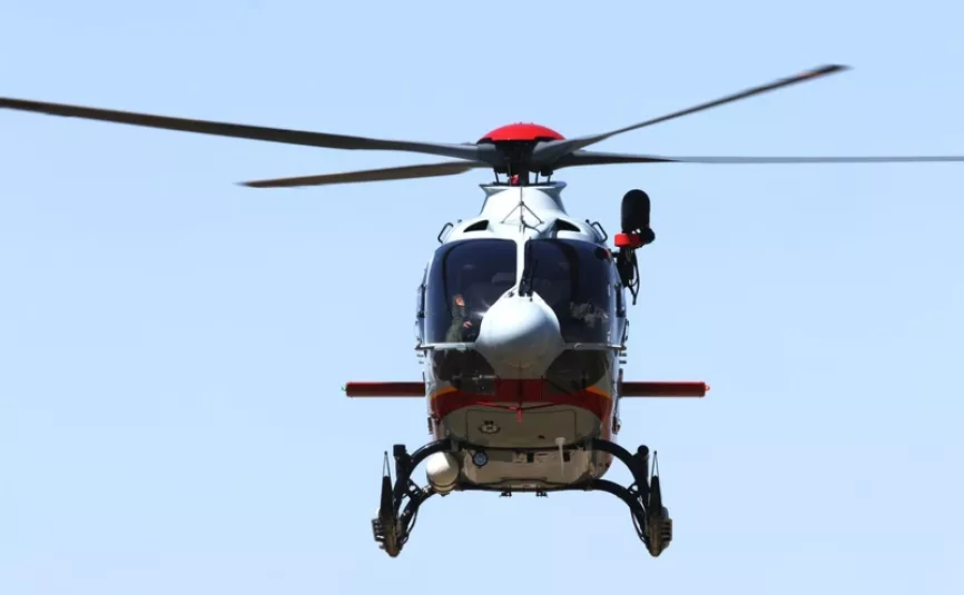 Vista frontal de uno de los nuevos H135, destaca el sistema de grúa, que se ve en la foto a la derecha. Foto: Julio Maíz