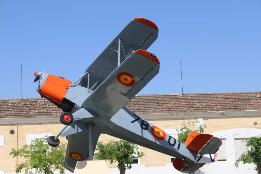 El único avión que se conserva en la Base de Armilla, es este CASA-Bücker 1.131E “Jungmann”, que se empleó para formar a los alumnos del IMEC-EA (Instrucción Militar Escala Complemento-Ejército del Aire). Foto: Julio Maíz