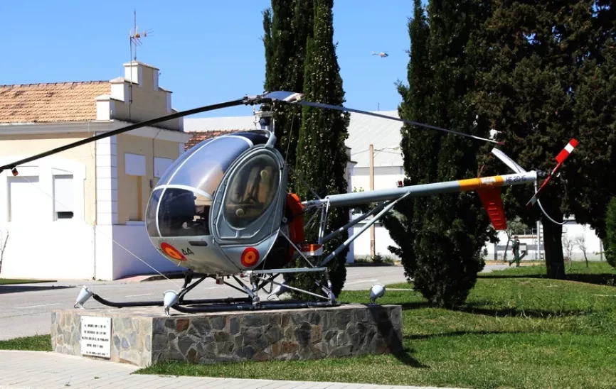 Otro clásico de la Escuela fue el helicóptero Hughes 269C (300C), al que sustituyó el actual EC120B. Foto: Julio Maíz