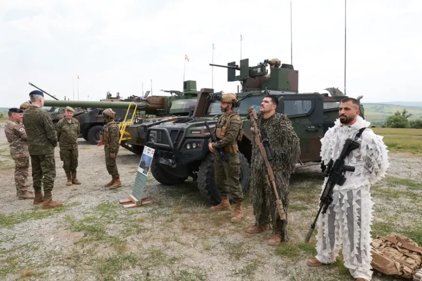 Interesante imagen de tres infantes de Marina españoles, que atestigua que se ha desplegado en el escenario el fusil de precisión Accuracy International AXMC calibre .338, que lleva el segundo por la derecha. (foto Casa Real)