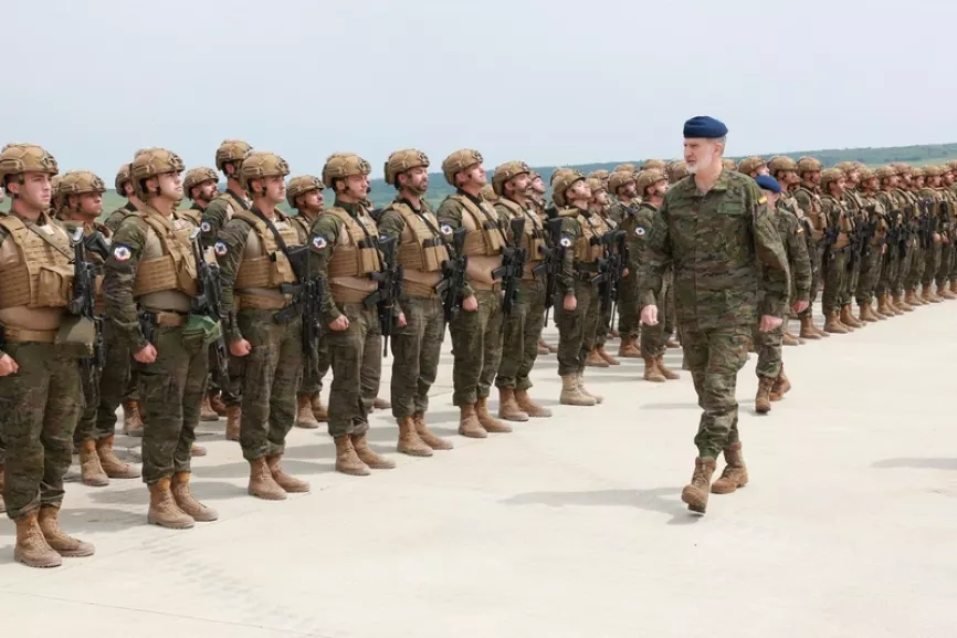 El Rey pasa revista a la formación de infantes de Marina, todos portan los chalecos portaplacas, suministrados por la empresa española El Siglo (la bolsillería es de Bulltac, marca de Viator Plus Ultra ya que el acuerdo diferencia chalecos, cinturones y bolsillería), y los cascos tácticos contra impactos balísticos de la firma Fedur del modelo “Águila”. (foto Casa Real)