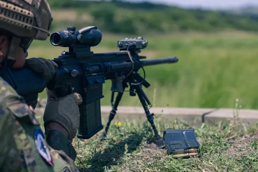 Un infante de Marina enfila su fusil de asalto HK-417A5 (versión cañón largo de 14,5 pulgadas) del potente calibre 7,62 mm. (foto EMAD)