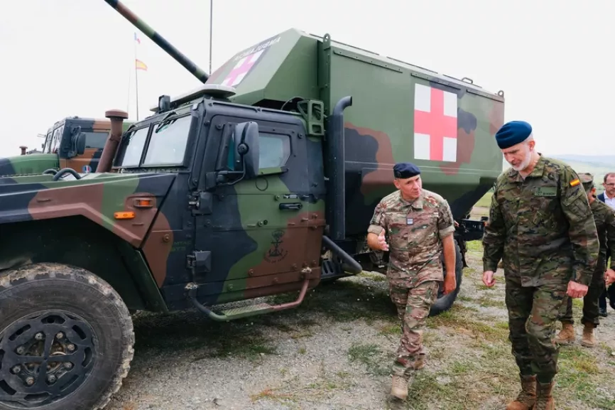 El Rey Felipe VI y un coronel francés pasan frente a la versión del Urovesa VAMTAC ST5 blindado en versión ambulancia. (foto Casa Real)