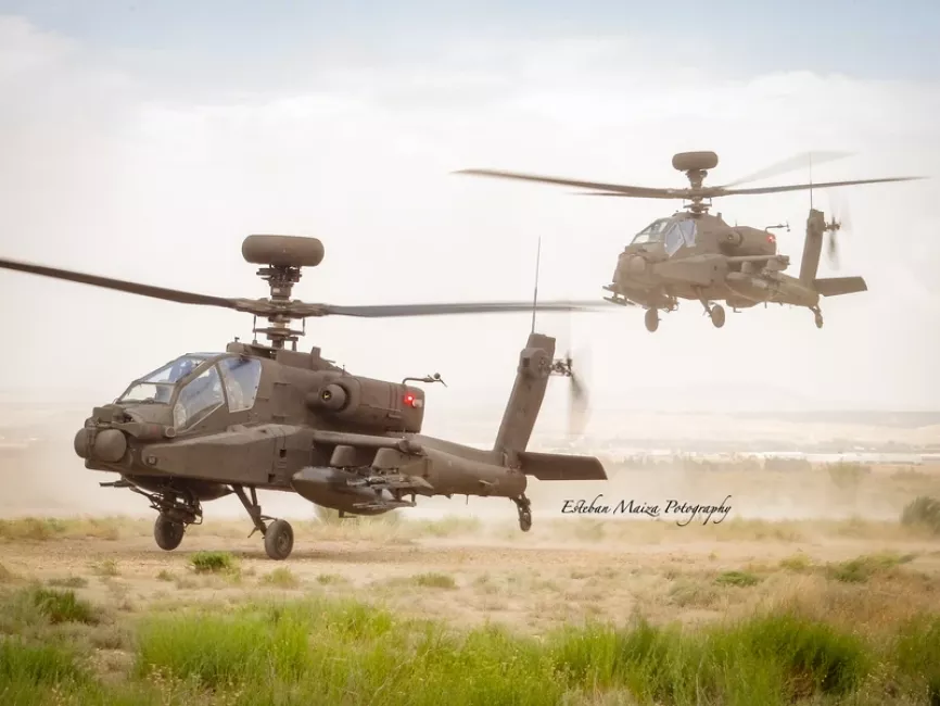 Una patrulla de dos Apache iniciando el despegue desde el CENAD. Foto: Esteban Maiza