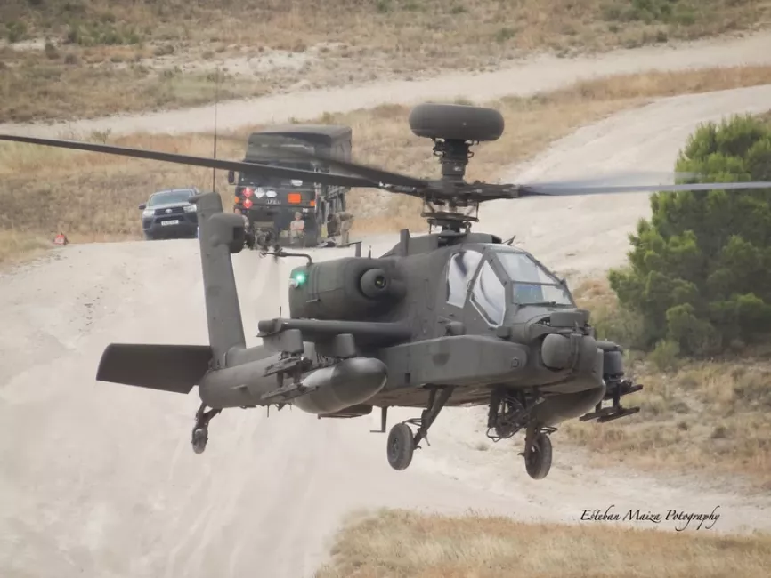 Un Apache ejecutando una aproximación a un punto de toma en polvo. Foto: Esteban Maiza