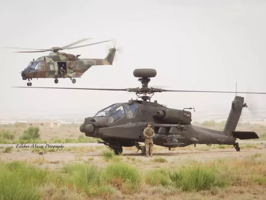 Un Apache arrancando mientras un NH-90 Sarrio del BHELMA III despega. Foto: Esteban Maiza
