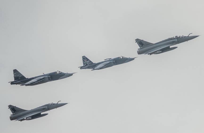 Dos Mirage 2000P/DP y dos Sukhoi Su-25K Frogfoot volando en formación antes de realizar un pasaje a baja altura sobre la Base Aerea de “Las Palmas”.